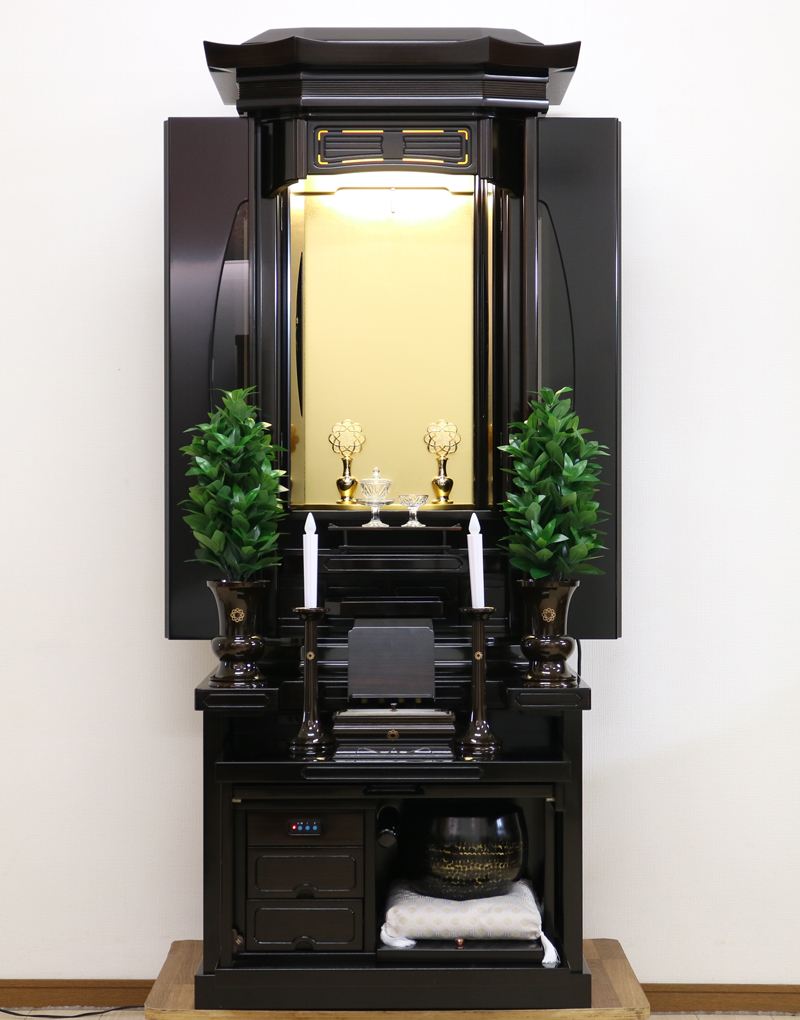 創価学会厨子型中古仏壇711　桜蒔絵黒檀(特別特装ご本尊様ご安置可能)全体的に綺麗で、精悍な造りになっております。  上品な黒檀色のお仏壇ですので婦人部・女子部に大変人気のお仏壇となっております。  和室・拠点・会場に最適です。