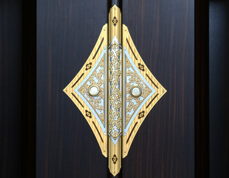 創価学会仏壇専門店桜梅桃李.comより厨子型中古仏壇715金剛堂を発売いたします。　金剛堂の厨子型収納仏壇です。精悍な面持ちで金具一つ一つ丁寧に仕上がっております。厨子内の二重の桜の彫りがきれいです。