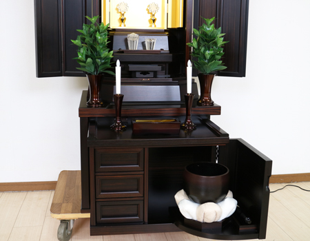 創価学会仏壇専門店桜梅桃李.comより厨子型中古仏壇715金剛堂を発売いたします。　金剛堂の厨子型収納仏壇です。精悍な面持ちで金具一つ一つ丁寧に仕上がっております。厨子内の二重の桜の彫りがきれいです。