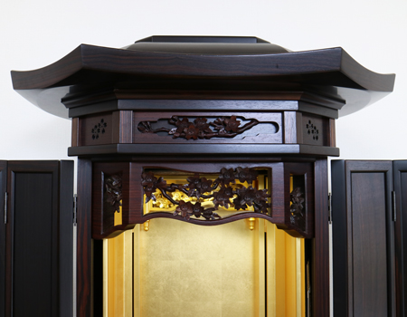 創価学会仏壇専門店桜梅桃李.comより厨子型中古仏壇715金剛堂を発売いたします。　金剛堂の厨子型収納仏壇です。精悍な面持ちで金具一つ一つ丁寧に仕上がっております。厨子内の二重の桜の彫りがきれいです。