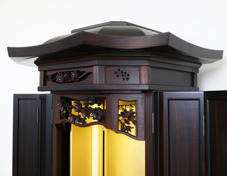 創価学会仏壇専門店桜梅桃李.comより厨子型中古仏壇715金剛堂を発売いたします。　金剛堂の厨子型収納仏壇です。精悍な面持ちで金具一つ一つ丁寧に仕上がっております。厨子内の二重の桜の彫りがきれいです。