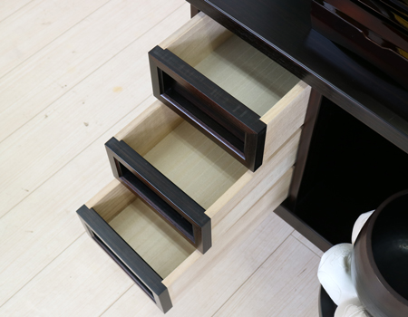 創価学会仏壇専門店桜梅桃李.comより厨子型中古仏壇715金剛堂を発売いたします。　金剛堂の厨子型収納仏壇です。精悍な面持ちで金具一つ一つ丁寧に仕上がっております。厨子内の二重の桜の彫りがきれいです。