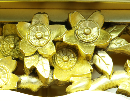 創価学会仏壇専門店桜梅桃李.comより厨子型中古仏壇715金剛堂を発売いたします。　金剛堂の厨子型収納仏壇です。精悍な面持ちで金具一つ一つ丁寧に仕上がっております。厨子内の二重の桜の彫りがきれいです。