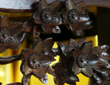 創価学会仏壇専門店桜梅桃李.comより厨子型中古仏壇715金剛堂を発売いたします。　金剛堂の厨子型収納仏壇です。精悍な面持ちで金具一つ一つ丁寧に仕上がっております。厨子内の二重の桜の彫りがきれいです。