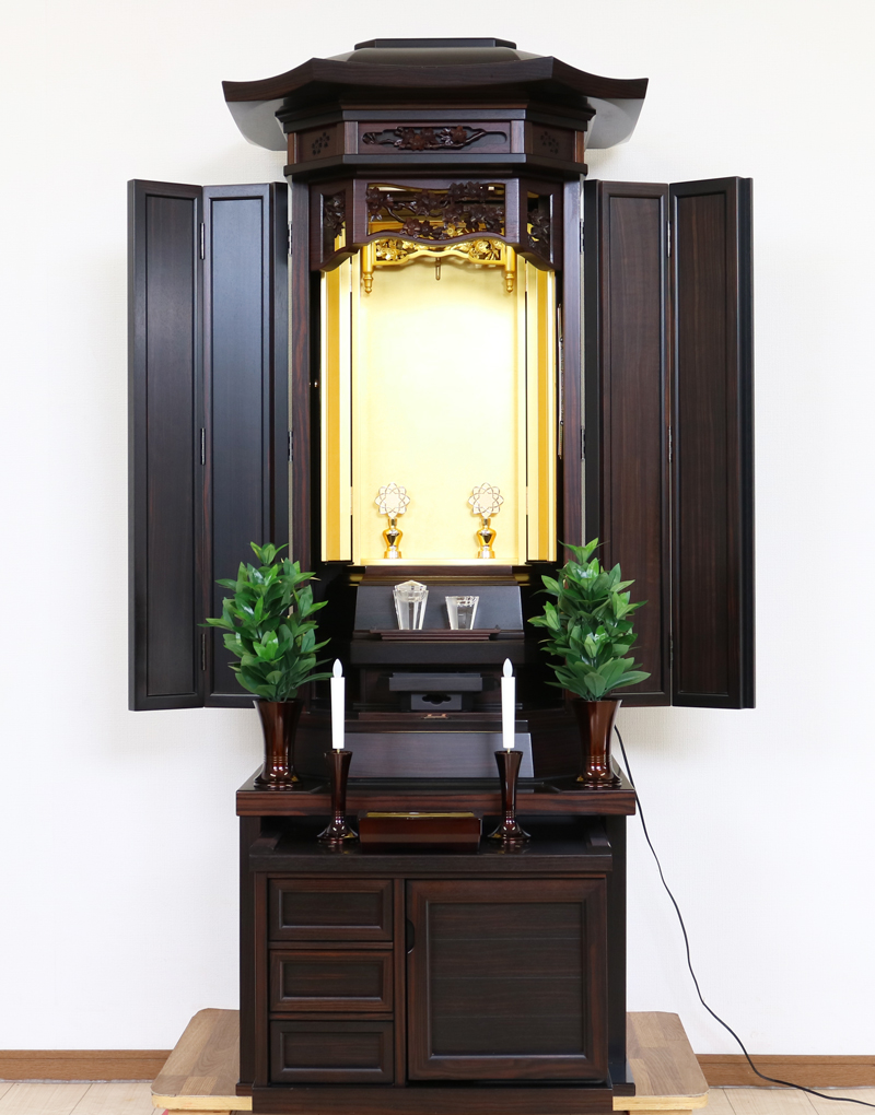 創価学会仏壇専門店桜梅桃李.comより厨子型中古仏壇715金剛堂を発売いたします。　金剛堂の厨子型収納仏壇です。精悍な面持ちで金具一つ一つ丁寧に仕上がっております。厨子内の二重の桜の彫りがきれいです。