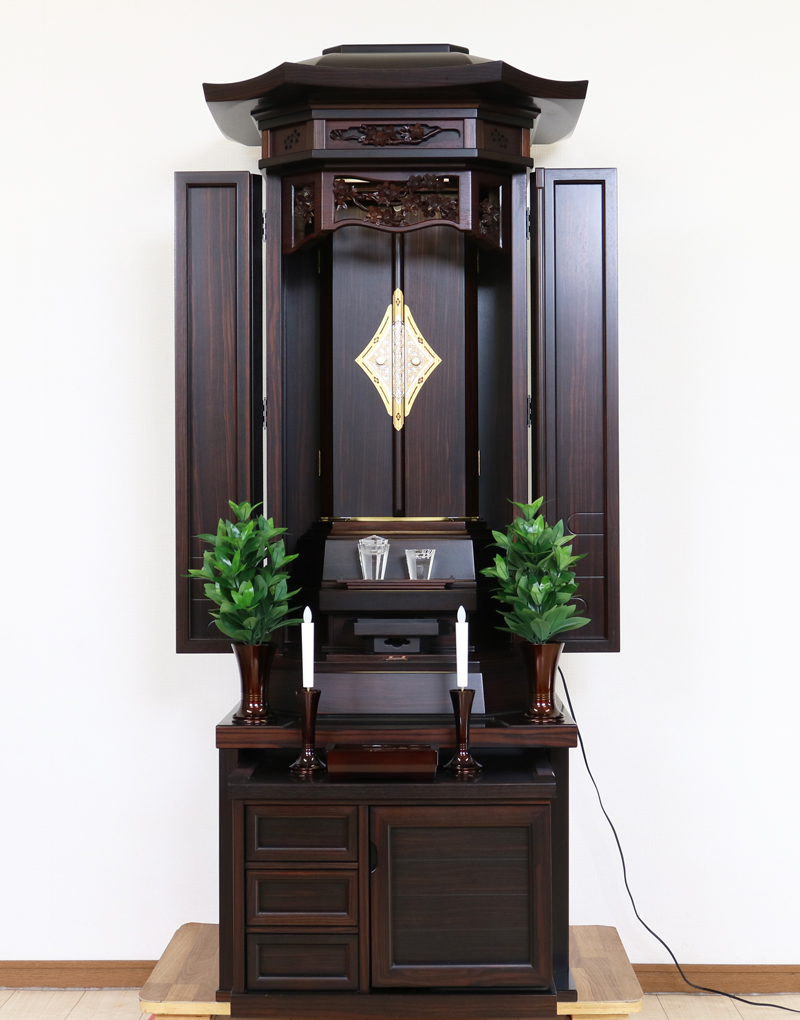 創価学会仏壇専門店桜梅桃李.comより厨子型中古仏壇715金剛堂を発売いたします。　金剛堂の厨子型収納仏壇です。精悍な面持ちで金具一つ一つ丁寧に仕上がっております。厨子内の二重の桜の彫りがきれいです。