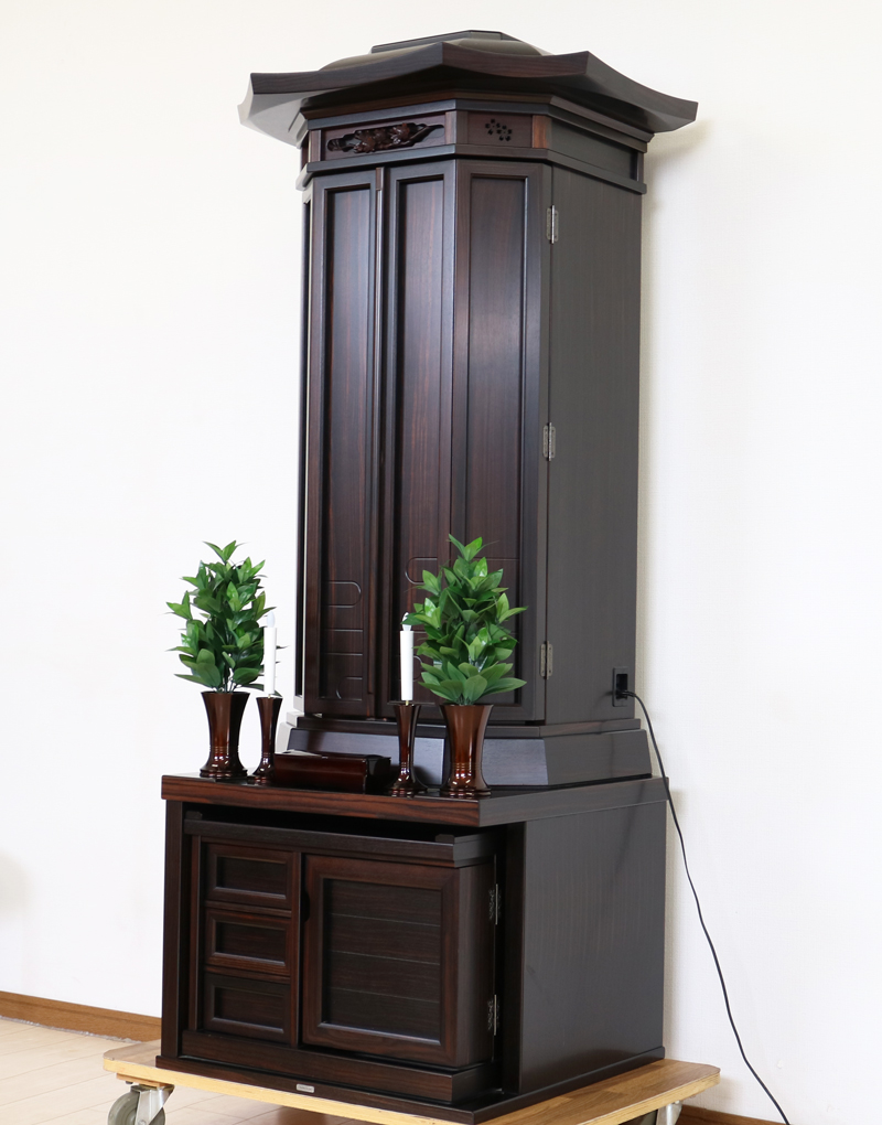 創価学会仏壇専門店桜梅桃李.comより厨子型中古仏壇715金剛堂を発売いたします。　金剛堂の厨子型収納仏壇です。精悍な面持ちで金具一つ一つ丁寧に仕上がっております。厨子内の二重の桜の彫りがきれいです。