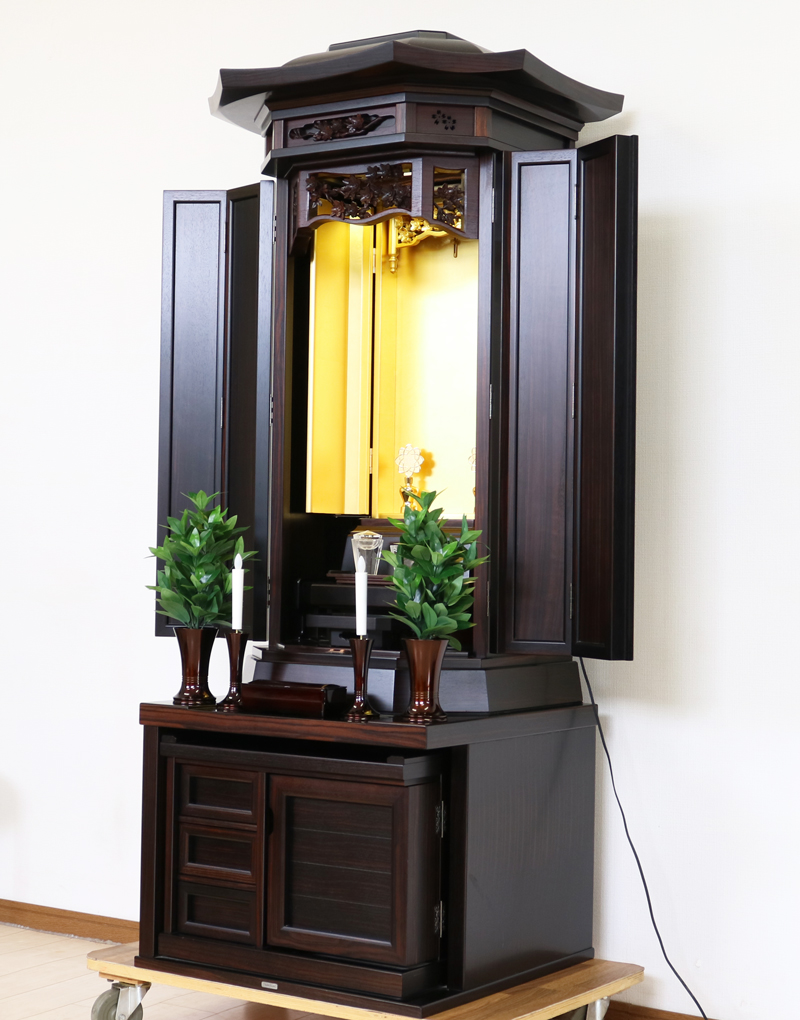 創価学会仏壇専門店桜梅桃李.comより厨子型中古仏壇715金剛堂を発売いたします。　金剛堂の厨子型収納仏壇です。精悍な面持ちで金具一つ一つ丁寧に仕上がっております。厨子内の二重の桜の彫りがきれいです。