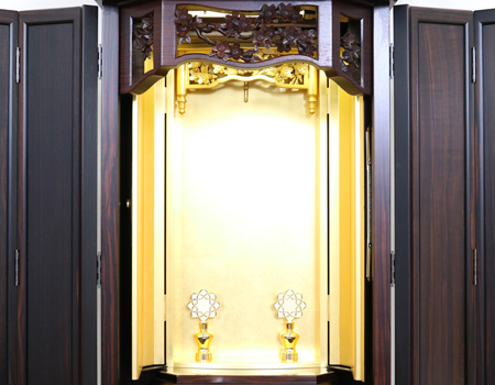 創価学会仏壇専門店桜梅桃李.comより厨子型中古仏壇715金剛堂を発売いたします。　金剛堂の厨子型収納仏壇です。精悍な面持ちで金具一つ一つ丁寧に仕上がっております。厨子内の二重の桜の彫りがきれいです。