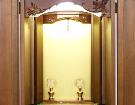 金剛堂製の二段重ねの家具調電動仏壇です。厨子上部に二重の桜の彫刻はオシャレな雰囲気漂うデザインに仕上がっております。  材質はデザインにあった、マホガニー材を使用しており、暖かみあふれる明るい印象をお部屋にプラスしてくれます。  和室・洋室・リビングダイニングにも最適です。また厨子内は、金箔を使用しておりご本尊様を明るく荘厳いたします。 製品名 	創価学会　家具調電動中古仏壇717金剛堂製 設置 	和室・洋室・拠点にも最適です 種別 	中古家具調仏壇 サイズ 	  仏壇全体:高さ約150cm x 幅約53cm x 奥行き約49cm  厨子内寸:約51cm x 約35cm (特装ご本尊様可能) 	  材質 	マホガニー無垢、貼り、合成杢、MDF 機能 自動開閉厨子・蛍光照明・厨子内金箔