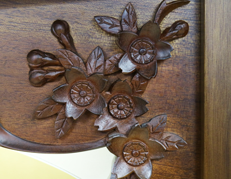 金剛堂製の二段重ねの家具調電動仏壇です。厨子上部に二重の桜の彫刻はオシャレな雰囲気漂うデザインに仕上がっております。  材質はデザインにあった、マホガニー材を使用しており、暖かみあふれる明るい印象をお部屋にプラスしてくれます。  和室・洋室・リビングダイニングにも最適です。また厨子内は、金箔を使用しておりご本尊様を明るく荘厳いたします。 製品名 	創価学会　家具調電動中古仏壇717金剛堂製 設置 	和室・洋室・拠点にも最適です 種別 	中古家具調仏壇 サイズ 	  仏壇全体:高さ約150cm x 幅約53cm x 奥行き約49cm  厨子内寸:約51cm x 約35cm (特装ご本尊様可能) 	  材質 	マホガニー無垢、貼り、合成杢、MDF 機能 自動開閉厨子・蛍光照明・厨子内金箔