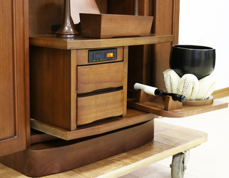 金剛堂製の二段重ねの家具調電動仏壇です。厨子上部に二重の桜の彫刻はオシャレな雰囲気漂うデザインに仕上がっております。  材質はデザインにあった、マホガニー材を使用しており、暖かみあふれる明るい印象をお部屋にプラスしてくれます。  和室・洋室・リビングダイニングにも最適です。また厨子内は、金箔を使用しておりご本尊様を明るく荘厳いたします。 製品名 	創価学会　家具調電動中古仏壇717金剛堂製 設置 	和室・洋室・拠点にも最適です 種別 	中古家具調仏壇 サイズ 	  仏壇全体:高さ約150cm x 幅約53cm x 奥行き約49cm  厨子内寸:約51cm x 約35cm (特装ご本尊様可能) 	  材質 	マホガニー無垢、貼り、合成杢、MDF 機能 自動開閉厨子・蛍光照明・厨子内金箔