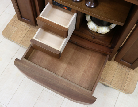 金剛堂製の二段重ねの家具調電動仏壇です。厨子上部に二重の桜の彫刻はオシャレな雰囲気漂うデザインに仕上がっております。  材質はデザインにあった、マホガニー材を使用しており、暖かみあふれる明るい印象をお部屋にプラスしてくれます。  和室・洋室・リビングダイニングにも最適です。また厨子内は、金箔を使用しておりご本尊様を明るく荘厳いたします。 製品名 	創価学会　家具調電動中古仏壇717金剛堂製 設置 	和室・洋室・拠点にも最適です 種別 	中古家具調仏壇 サイズ 	  仏壇全体:高さ約150cm x 幅約53cm x 奥行き約49cm  厨子内寸:約51cm x 約35cm (特装ご本尊様可能) 	  材質 	マホガニー無垢、貼り、合成杢、MDF 機能 自動開閉厨子・蛍光照明・厨子内金箔