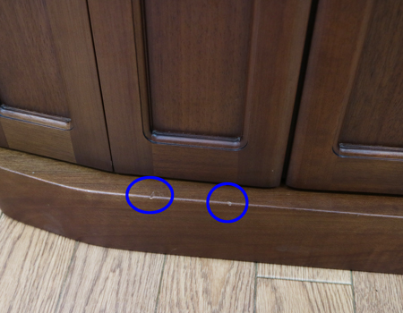 金剛堂製の二段重ねの家具調電動仏壇です。厨子上部に二重の桜の彫刻はオシャレな雰囲気漂うデザインに仕上がっております。  材質はデザインにあった、マホガニー材を使用しており、暖かみあふれる明るい印象をお部屋にプラスしてくれます。  和室・洋室・リビングダイニングにも最適です。また厨子内は、金箔を使用しておりご本尊様を明るく荘厳いたします。 製品名 	創価学会　家具調電動中古仏壇717金剛堂製 設置 	和室・洋室・拠点にも最適です 種別 	中古家具調仏壇 サイズ 	  仏壇全体:高さ約150cm x 幅約53cm x 奥行き約49cm  厨子内寸:約51cm x 約35cm (特装ご本尊様可能) 	  材質 	マホガニー無垢、貼り、合成杢、MDF 機能 自動開閉厨子・蛍光照明・厨子内金箔