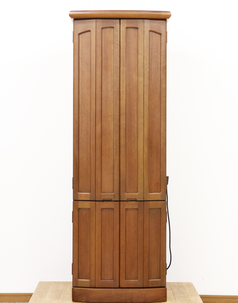 金剛堂製の二段重ねの家具調電動仏壇です。厨子上部に二重の桜の彫刻はオシャレな雰囲気漂うデザインに仕上がっております。  材質はデザインにあった、マホガニー材を使用しており、暖かみあふれる明るい印象をお部屋にプラスしてくれます。  和室・洋室・リビングダイニングにも最適です。また厨子内は、金箔を使用しておりご本尊様を明るく荘厳いたします。 製品名 	創価学会　家具調電動中古仏壇717金剛堂製 設置 	和室・洋室・拠点にも最適です 種別 	中古家具調仏壇 サイズ 	  仏壇全体:高さ約150cm x 幅約53cm x 奥行き約49cm  厨子内寸:約51cm x 約35cm (特装ご本尊様可能) 	  材質 	マホガニー無垢、貼り、合成杢、MDF 機能 自動開閉厨子・蛍光照明・厨子内金箔