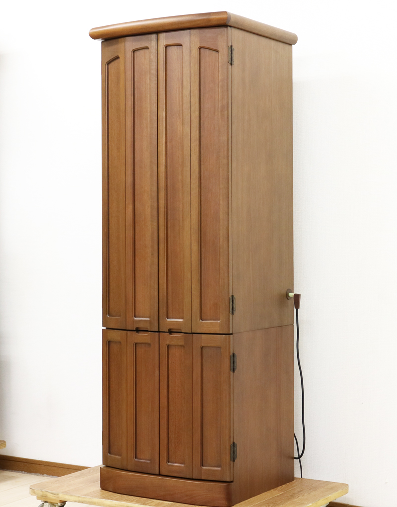 金剛堂製の二段重ねの家具調電動仏壇です。厨子上部に二重の桜の彫刻はオシャレな雰囲気漂うデザインに仕上がっております。  材質はデザインにあった、マホガニー材を使用しており、暖かみあふれる明るい印象をお部屋にプラスしてくれます。  和室・洋室・リビングダイニングにも最適です。また厨子内は、金箔を使用しておりご本尊様を明るく荘厳いたします。 製品名 	創価学会　家具調電動中古仏壇717金剛堂製 設置 	和室・洋室・拠点にも最適です 種別 	中古家具調仏壇 サイズ 	  仏壇全体:高さ約150cm x 幅約53cm x 奥行き約49cm  厨子内寸:約51cm x 約35cm (特装ご本尊様可能) 	  材質 	マホガニー無垢、貼り、合成杢、MDF 機能 自動開閉厨子・蛍光照明・厨子内金箔