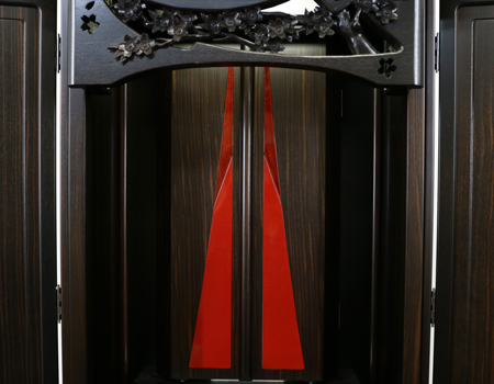 創価学会厨子型収納仏壇　金剛堂　中古厨子扉閉めたところのデザインには、  赤漆で装飾し金粉を蒔いております。