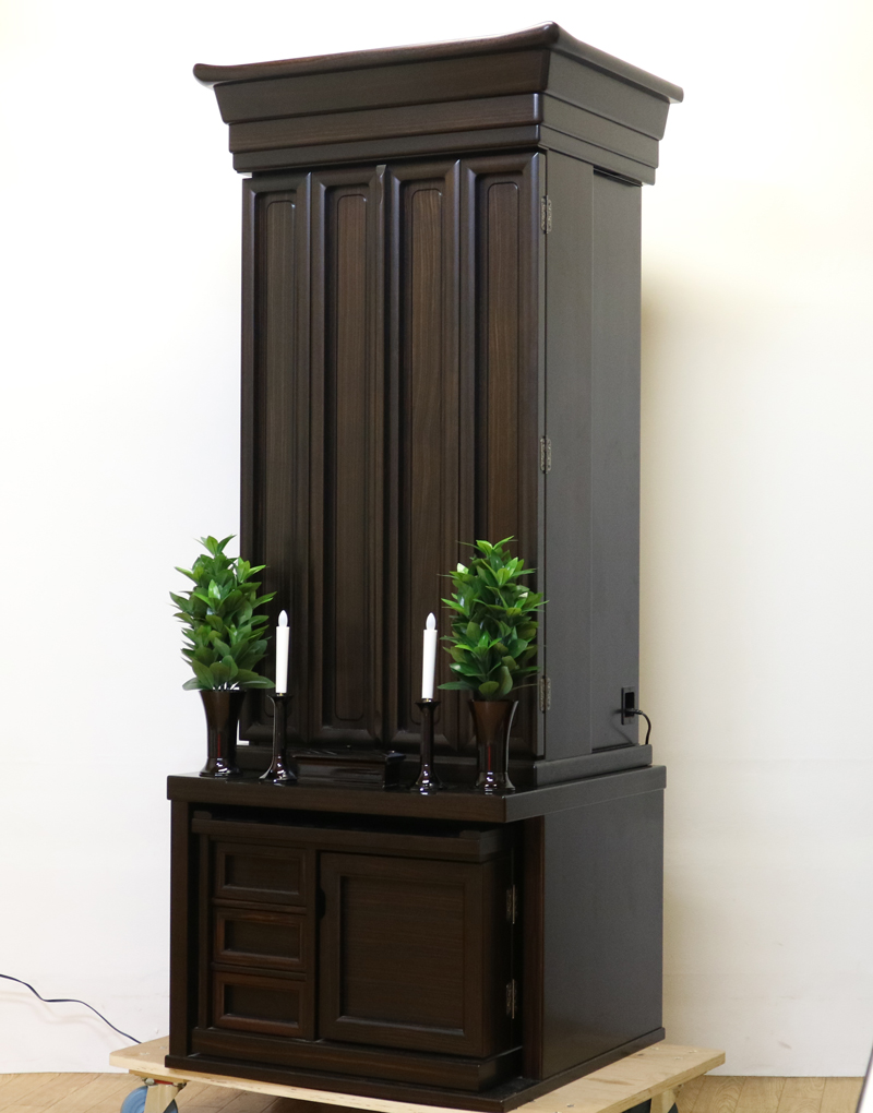 [台輪] 本黒檀厚板貼り  [戸板] 本黒檀無垢  [大戸軸] 本黒檀厚板貼り  [主芯材] 天然木材  彫刻:ソノクリン無垢  ウレタン塗装  厨子内:本金・銀箔 西陣仕様  産地:日本徳島県 機能 	  自動扉・引き出し3箇所、収納経机、収納リン台