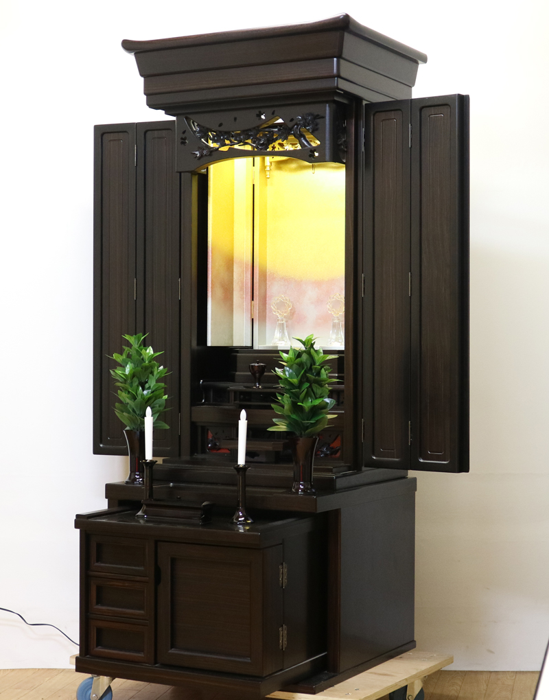 [台輪] 本黒檀厚板貼り  [戸板] 本黒檀無垢  [大戸軸] 本黒檀厚板貼り  [主芯材] 天然木材  彫刻:ソノクリン無垢  ウレタン塗装  厨子内:本金・銀箔 西陣仕様  産地:日本徳島県 機能 	  自動扉・引き出し3箇所、収納経机、収納リン台