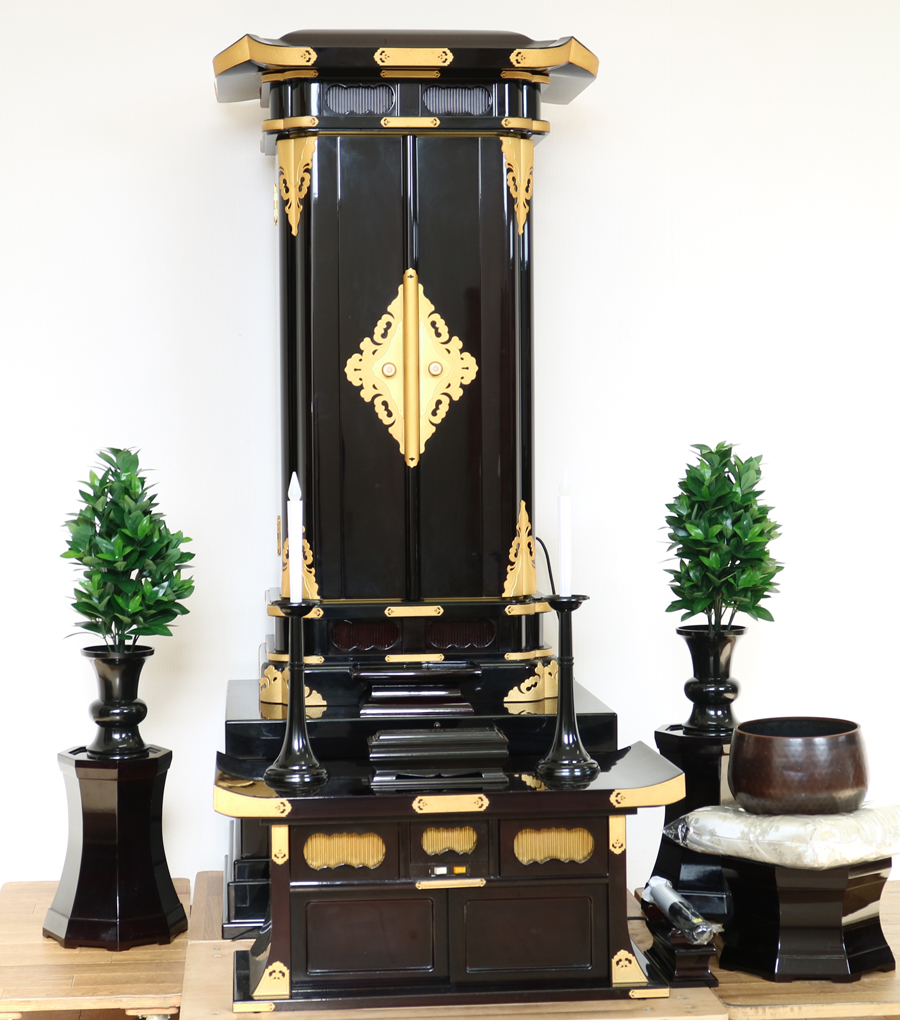 写真掲載仏具付と仏具なしがお選びいただけます。  ・全体的に経年劣化があり、赤っぽい色合いになっております。  ・送料別途  ・現状引き渡し:ノークレーム・ノーリターン ・現在お使いのお仏壇をお引き取り希望の場合、処分代金・配送料金がかかります。  ・中古仏壇のため、これ以上の補修はせずに現状引き渡しとなります。  ・中古仏壇は、返品交換不可です。よくご検討いただきましてからご購入下さい。  ※通常使用でついたと思われるうち傷が数か所ございます。  中古仏壇の為、通常使用時につきます、カスレ傷・うち傷等はございます。  神経質な方は、ご購入いただけません。  良くご検討いただきますようお願いいたします。