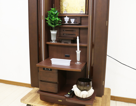 創価学会仏壇買取専門店桜梅桃李.comより家具調電動中古仏壇723の発売を致します。こちらのお仏壇は、クリーニングメンテナンス・電動機械の調整済みです。ダークオーク色のお仏壇ですのでお部屋に溶け込みます。どの部屋にも違和感なく溶け込みます。青年部・独立・新入会・進学・一人暮らしの女子部・男子部・学生部・また新婚引っ越しにも人気の格安仏壇です。