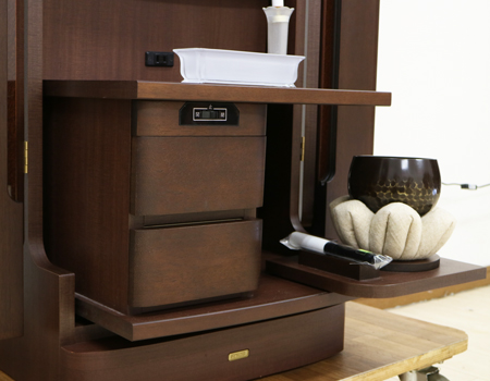 創価学会仏壇買取専門店桜梅桃李.comより家具調電動中古仏壇723の発売を致します。こちらのお仏壇は、クリーニングメンテナンス・電動機械の調整済みです。ダークオーク色のお仏壇ですのでお部屋に溶け込みます。どの部屋にも違和感なく溶け込みます。青年部・独立・新入会・進学・一人暮らしの女子部・男子部・学生部・また新婚引っ越しにも人気の格安仏壇です。