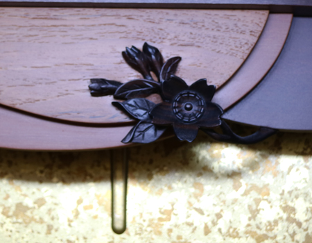 創価学会仏壇買取専門店桜梅桃李.comより家具調電動中古仏壇723の発売を致します。こちらのお仏壇は、クリーニングメンテナンス・電動機械の調整済みです。ダークオーク色のお仏壇ですのでお部屋に溶け込みます。どの部屋にも違和感なく溶け込みます。青年部・独立・新入会・進学・一人暮らしの女子部・男子部・学生部・また新婚引っ越しにも人気の格安仏壇です。