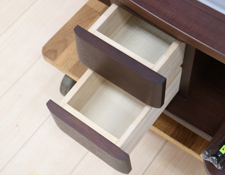 創価学会仏壇買取専門店桜梅桃李.comより家具調電動中古仏壇723の発売を致します。こちらのお仏壇は、クリーニングメンテナンス・電動機械の調整済みです。ダークオーク色のお仏壇ですのでお部屋に溶け込みます。どの部屋にも違和感なく溶け込みます。青年部・独立・新入会・進学・一人暮らしの女子部・男子部・学生部・また新婚引っ越しにも人気の格安仏壇です。