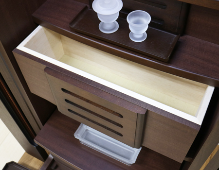 創価学会仏壇買取専門店桜梅桃李.comより家具調電動中古仏壇723の発売を致します。こちらのお仏壇は、クリーニングメンテナンス・電動機械の調整済みです。ダークオーク色のお仏壇ですのでお部屋に溶け込みます。どの部屋にも違和感なく溶け込みます。青年部・独立・新入会・進学・一人暮らしの女子部・男子部・学生部・また新婚引っ越しにも人気の格安仏壇です。