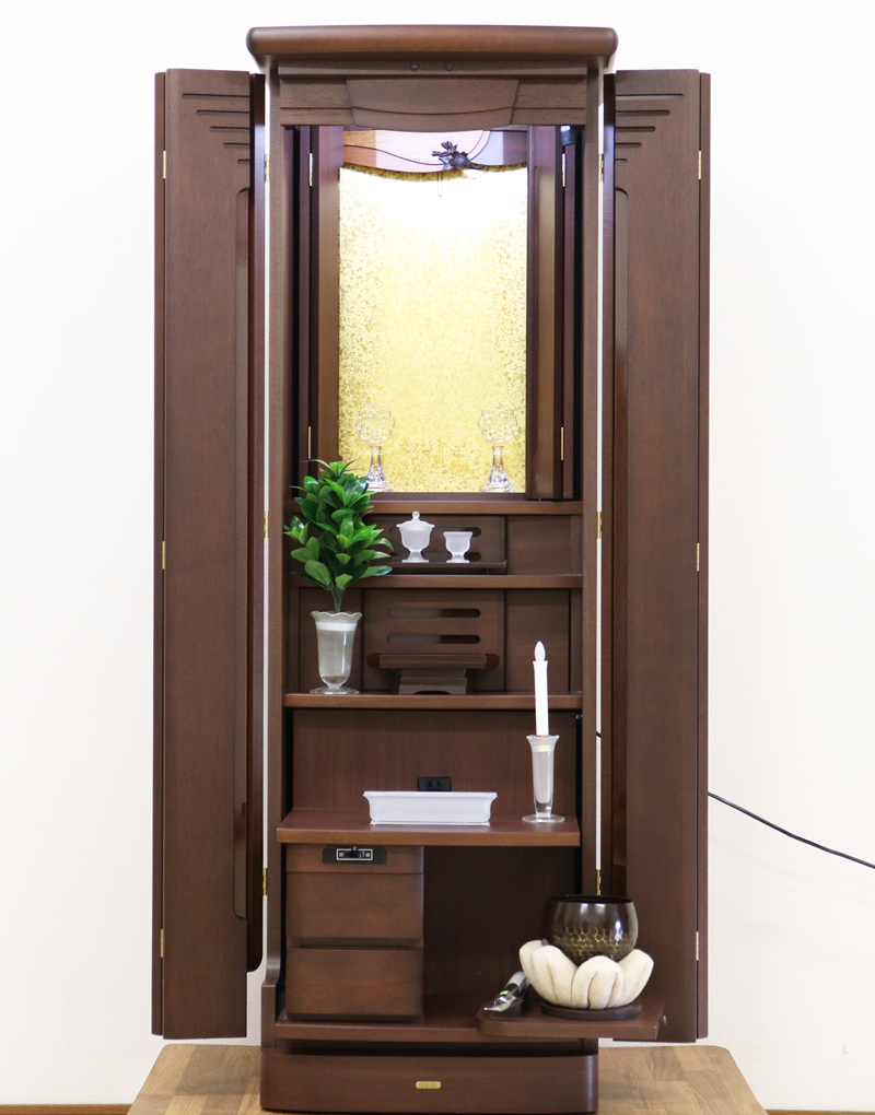 創価学会仏壇買取専門店桜梅桃李.comより家具調電動中古仏壇723の発売を致します。こちらのお仏壇は、クリーニングメンテナンス・電動機械の調整済みです。ダークオーク色のお仏壇ですのでお部屋に溶け込みます。どの部屋にも違和感なく溶け込みます。青年部・独立・新入会・進学・一人暮らしの女子部・男子部・学生部・また新婚引っ越しにも人気の格安仏壇です。