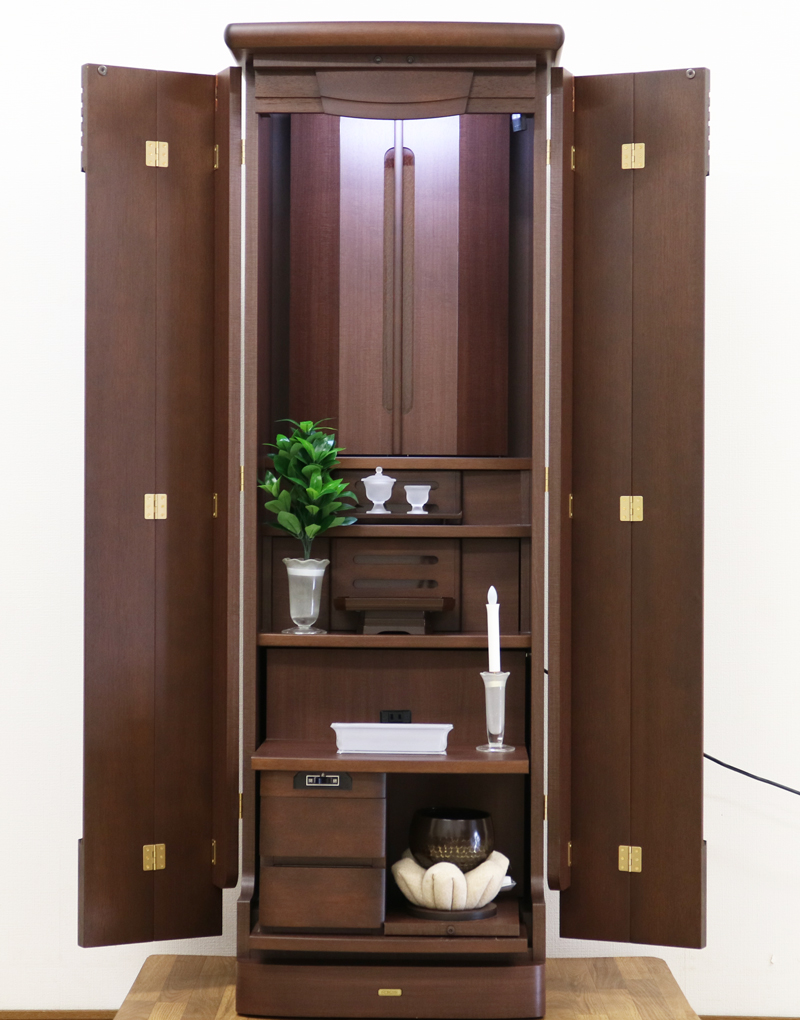 厨子内上部には、かわいらしい桜の彫刻があります。

すがすがしい気分で、勤行唱題に励めますね。

また、サイズが小さく、全面にないので、飽きが来ません。

また、御本尊様を掛ける、金具は、可動式になっております。

ネジを回し、緩くすれば上下に移動が可能です。

また、そのネジを目的の場所で締めるとその場所で固定できます。