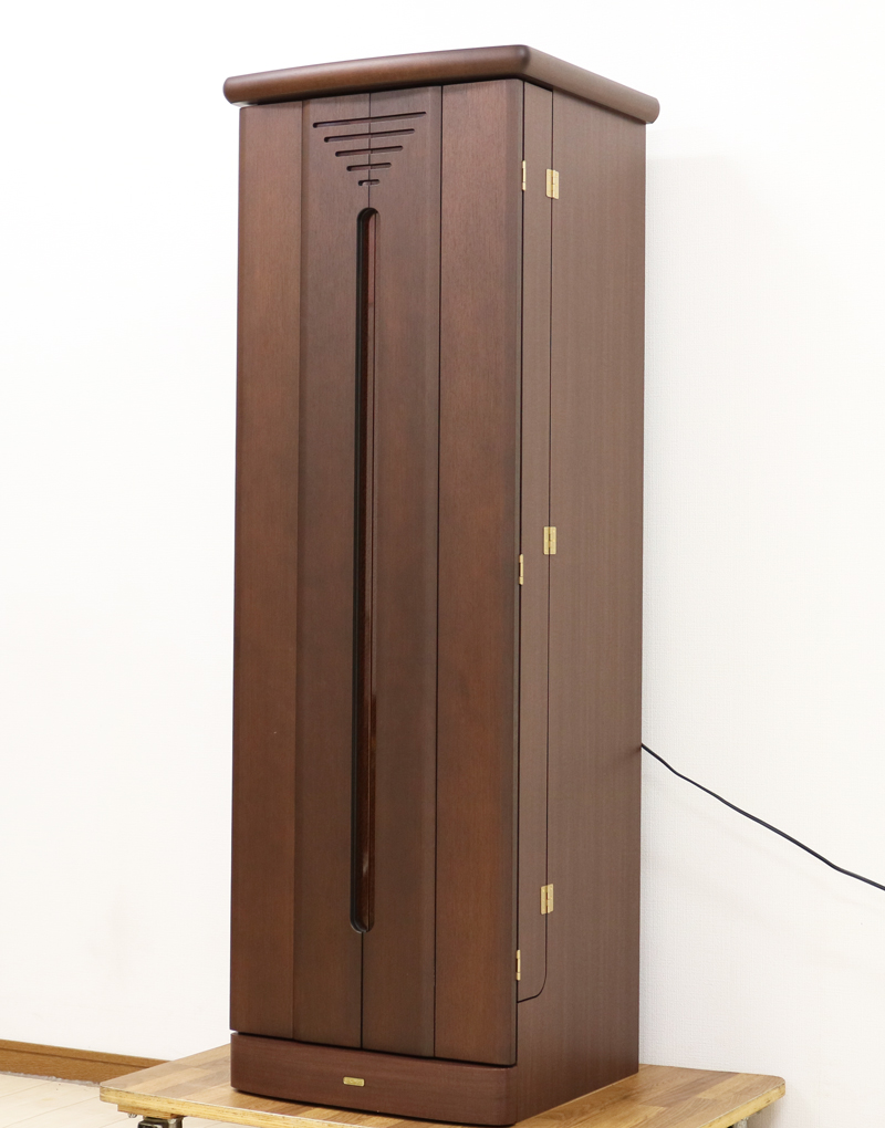 創価学会仏壇買取専門店桜梅桃李.comより家具調電動中古仏壇723の発売を致します。こちらのお仏壇は、クリーニングメンテナンス・電動機械の調整済みです。ダークオーク色のお仏壇ですのでお部屋に溶け込みます。どの部屋にも違和感なく溶け込みます。青年部・独立・新入会・進学・一人暮らしの女子部・男子部・学生部・また新婚引っ越しにも人気の格安仏壇です。