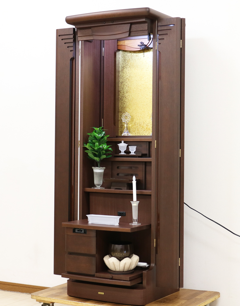 創価学会仏壇買取専門店桜梅桃李.comより家具調電動中古仏壇723の発売を致します。こちらのお仏壇は、クリーニングメンテナンス・電動機械の調整済みです。ダークオーク色のお仏壇ですのでお部屋に溶け込みます。どの部屋にも違和感なく溶け込みます。青年部・独立・新入会・進学・一人暮らしの女子部・男子部・学生部・また新婚引っ越しにも人気の格安仏壇です。