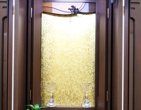 創価学会仏壇買取専門店桜梅桃李.comより家具調電動中古仏壇723の発売を致します。こちらのお仏壇は、クリーニングメンテナンス・電動機械の調整済みです。ダークオーク色のお仏壇ですのでお部屋に溶け込みます。どの部屋にも違和感なく溶け込みます。青年部・独立・新入会・進学・一人暮らしの女子部・男子部・学生部・また新婚引っ越しにも人気の格安仏壇です。