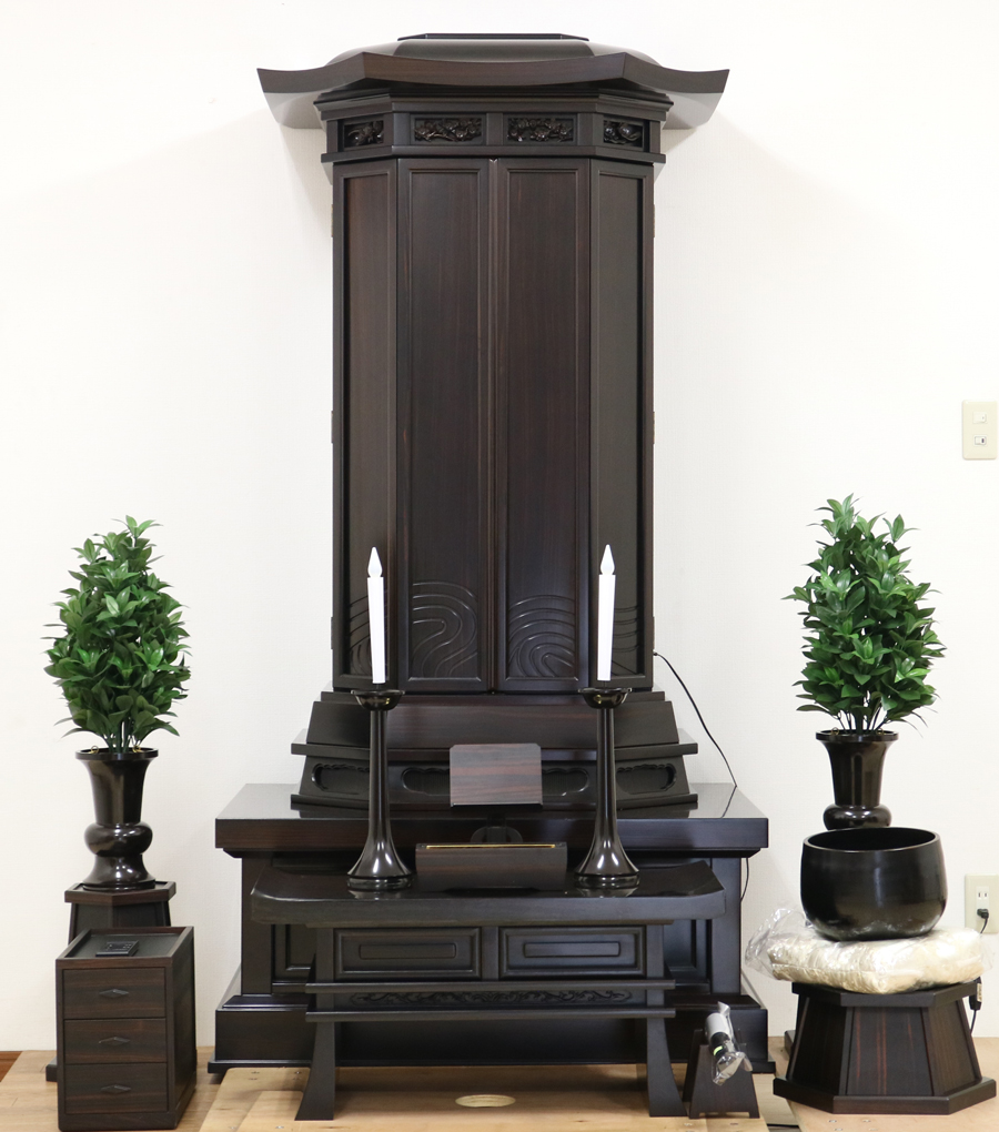 創価学会仏壇専門店桜梅桃李.comより、創価学会厨子型中古仏壇727黒檀を発売いたします。男子部拠点・本部拠点・支部拠点・地区拠点に最適です。大型仏壇です。