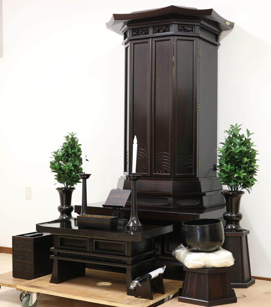 創価学会仏壇専門店桜梅桃李.comより、創価学会厨子型中古仏壇727黒檀を発売いたします。男子部拠点・本部拠点・支部拠点・地区拠点に最適です。大型仏壇です。