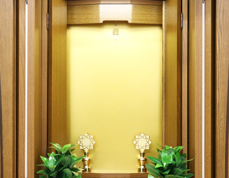 お厨子を開くと美しく煌びやかな金色がご本尊様を荘厳してくれます。  内部には照明も付属していますのでご本尊様を明るく照らしてくれます。