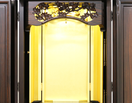  内部には照明も付属していますので  ご本尊様を明るく照らしてくれます。