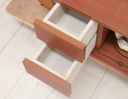  桜梅桃李.comより創価学会家具調中古仏壇733を販売いたします。今までのお仏壇のデザインではなかった、オシャレな雰囲気漂うデザインに仕上がっております。  材質はデザインにあった、パイン材を使用しており、暖かみあふれる明るい印象をお部屋にプラスしてくれます。