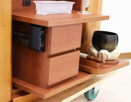  桜梅桃李.comより創価学会家具調中古仏壇733を販売いたします。今までのお仏壇のデザインではなかった、オシャレな雰囲気漂うデザインに仕上がっております。  材質はデザインにあった、パイン材を使用しており、暖かみあふれる明るい印象をお部屋にプラスしてくれます。