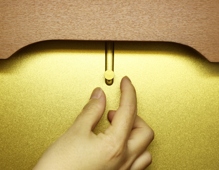  桜梅桃李.comより創価学会家具調中古仏壇733を販売いたします。今までのお仏壇のデザインではなかった、オシャレな雰囲気漂うデザインに仕上がっております。  材質はデザインにあった、パイン材を使用しており、暖かみあふれる明るい印象をお部屋にプラスしてくれます。