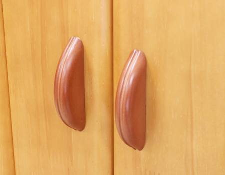  桜梅桃李.comより創価学会家具調中古仏壇733を販売いたします。今までのお仏壇のデザインではなかった、オシャレな雰囲気漂うデザインに仕上がっております。  材質はデザインにあった、パイン材を使用しており、暖かみあふれる明るい印象をお部屋にプラスしてくれます。