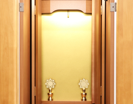 桜梅桃李.comより創価学会家具調中古仏壇733を販売いたします。今までのお仏壇のデザインではなかった、オシャレな雰囲気漂うデザインに仕上がっております。  材質はデザインにあった、パイン材を使用しており、暖かみあふれる明るい印象をお部屋にプラスしてくれます。