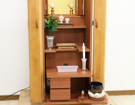  桜梅桃李.comより創価学会家具調中古仏壇733を販売いたします。今までのお仏壇のデザインではなかった、オシャレな雰囲気漂うデザインに仕上がっております。  材質はデザインにあった、パイン材を使用しており、暖かみあふれる明るい印象をお部屋にプラスしてくれます。