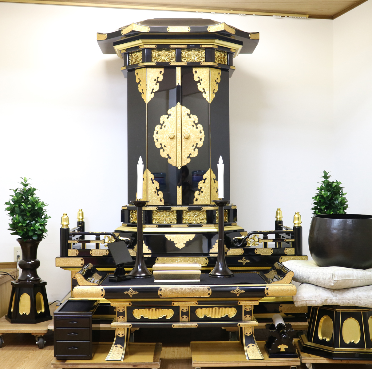 電動で開閉いたします。  こちらのお仏壇は拠点用サイズですので、  ボタン一つでお厨子の扉・外扉を電動でスマートに開閉ができるように  いたしました。  初めての導師の方でもわかりやすく、簡単に操作ができます。