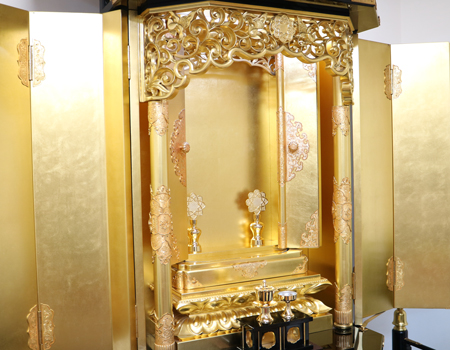 お厨子は、斜めから拝しても  その荘厳さ、厳格さ、美しさが際立ちます。  厨子上部の彫刻、八葉マーク部分の彫刻と二段階  構えの彫刻となっており、ご本尊様を荘厳しています。