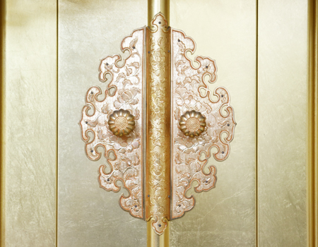 電動で開閉いたします。  こちらのお仏壇は拠点用サイズですので、  ボタン一つでお厨子の扉・外扉を電動でスマートに開閉ができるように  いたしました。  初めての導師の方でもわかりやすく、簡単に操作ができます。