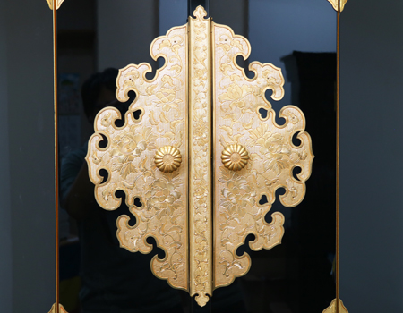 手打ち金具一つ一つは、熟練された金具師によって作成されております。電動で開閉いたします。