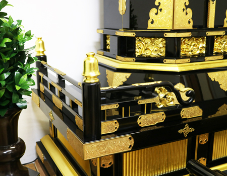 会会館のお仏壇のような、欄干が付属しています。  広い会場にぴったりな、貫禄のある欄干です。  また、こちらの黒塗りは、漆塗りの高級感を再現しながら漆塗りを  凌ぐ堅牢さがございます。  キズ湿気にも強い塗装だそうです。