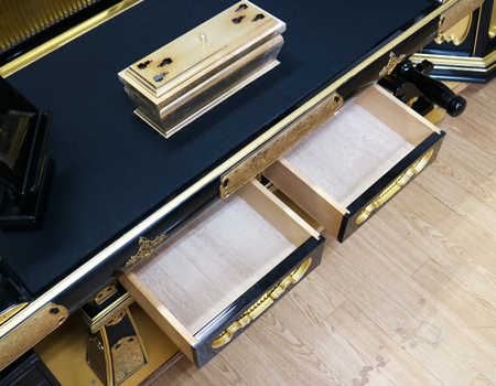 お経本や、お線香を収納するのに便利な引き出しは  経机に二か所・線香箱に三段ございます